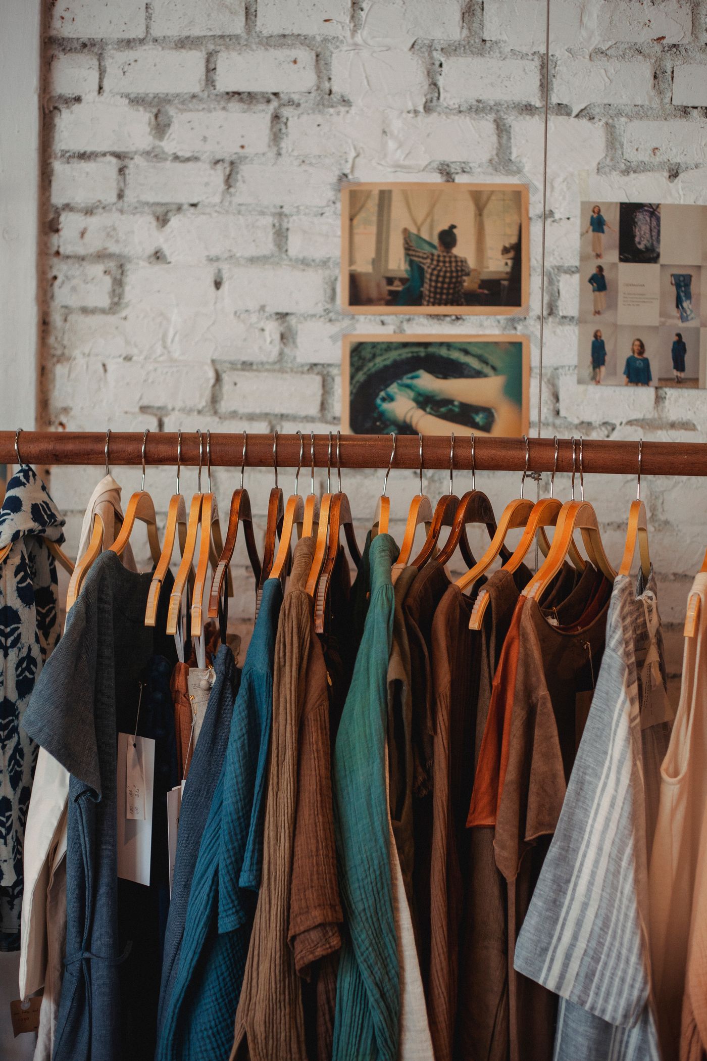 Arara de roupas em um ambiente de moda