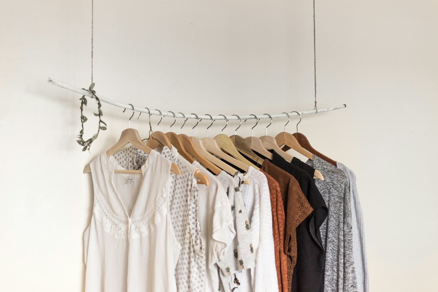 Roupas organizadas em uma arara
